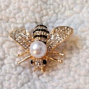 Fashion Jewelry Gold and Black Bee Brooch with Faux Pearl
